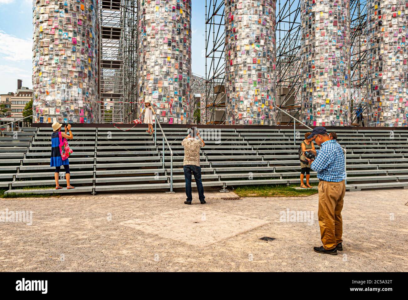 Parthenen of Books al Documenta 2017 di Kassel, Germania. L'artista argentino Marta Minujin ha eretto innumerevoli libri sul Partenone su un ponteggio. In primo piano una reliquia d'Arte: Un tempo un'opera d'arte controversa che infastidì il popolo di Kassel. Nel 1977 il "chilometro verticale" di Walter de Maria trasformò la piazza di fronte al Fridericianum di Kassel in un rumoroso campo di perforazione Foto Stock
