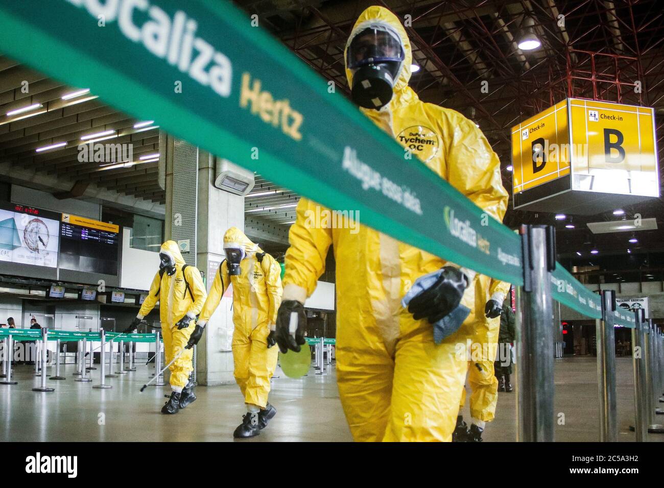 Guarulhos, San Paolo, Brasile. 1 luglio 2020. (INT) l'esercito brasiliano disinfetta l'aeroporto internazionale di San Paolo. 1 luglio 2020, Guarulhos, San Paolo, Brasile: Agenti dell'Esercito di comando del Sud-est brasiliano, che utilizzano dispositivi di protezione individuale (PPE) iniziano a disinfettare le aree comuni del Governatore Andre Franco Montoro, Aeroporto Internazionale di San Paolo, situato nella città di Guarulhos, a San Paolo, questo mercoledì, per contenere la diffusione del Coronavirus (covid-19).Credit: Fepesil/Thenews2 Credit: Fepesil/TheNEWS2/ZUMA Wire/Alamy Live News Foto Stock