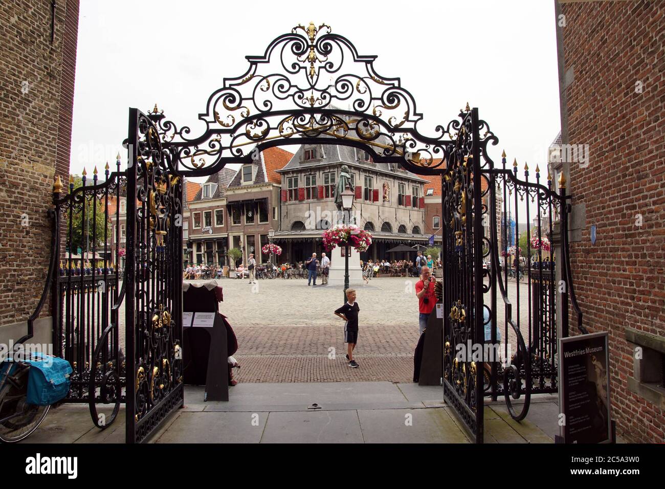 Ingresso museo con vista sulla piazza Rode Steen a Hoorn. Piazza con ristoranti, caffè, museo e una statua di Jan Pietersz Coen. Paesi Bassi, Foto Stock