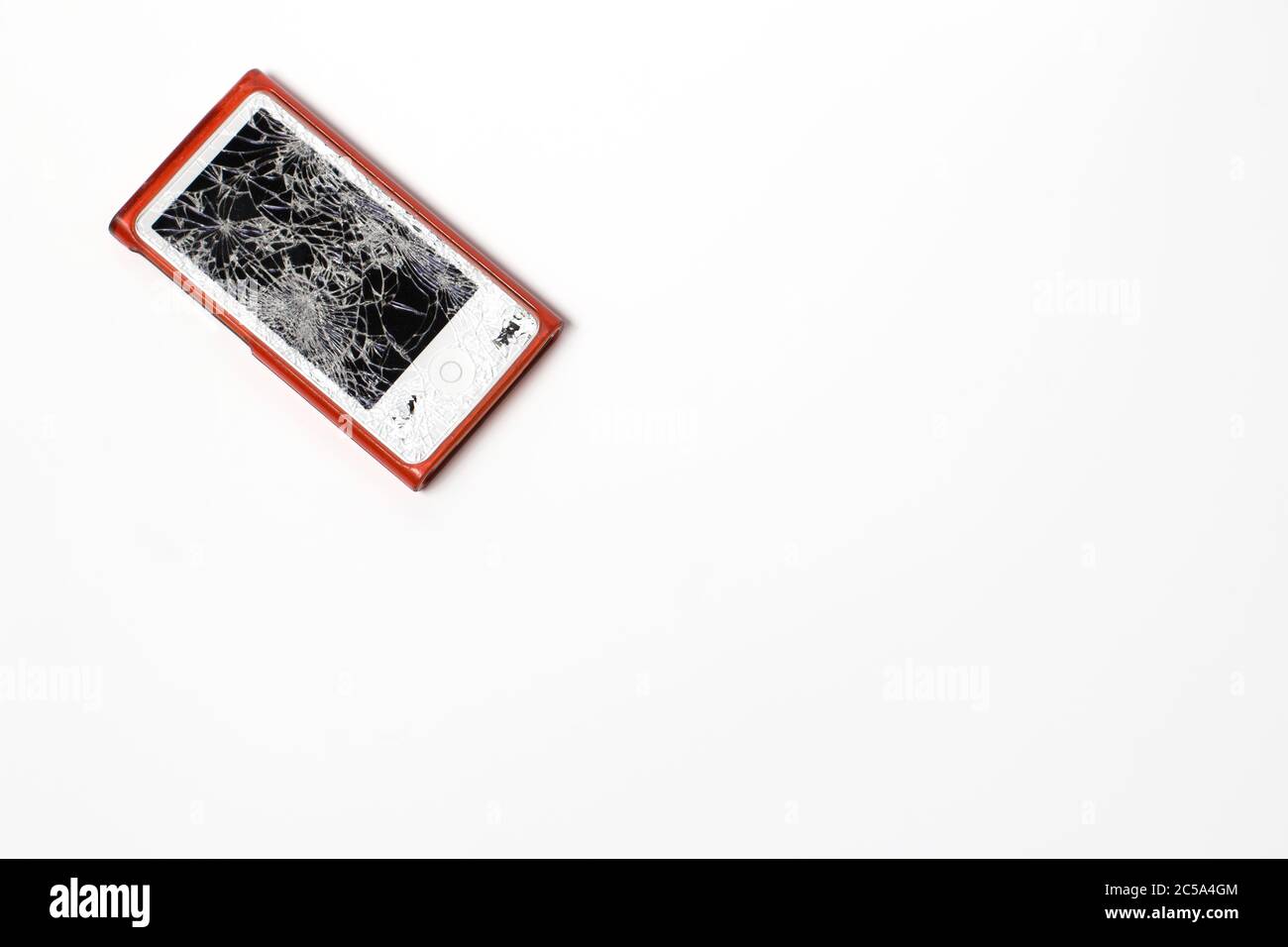 Un lettore MP3 con uno schermo di vetro rotto. Vetro danneggiato. Foto Stock