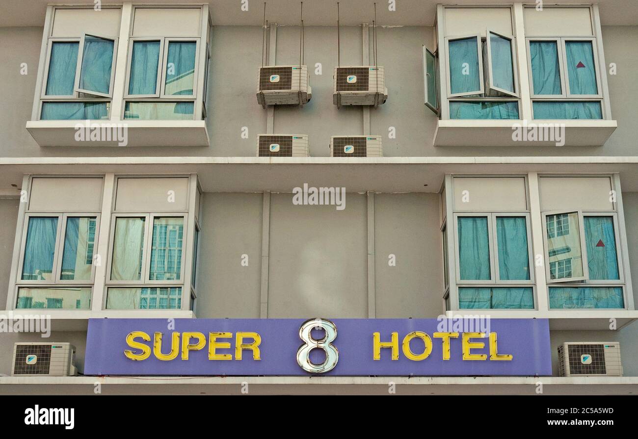 singapore, singapore - 29 novembre 2009: vista sulla facciata di un super hotel nel quartiere a luci rosse di geylang Foto Stock