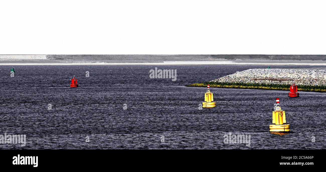 porto di rotterdam, zuid olanda/paesi bassi - 09 luglio 2013: segnalatori gialli e rossi sulle acque del recentemente recuperato maasvlakte 2 - Foto Stock