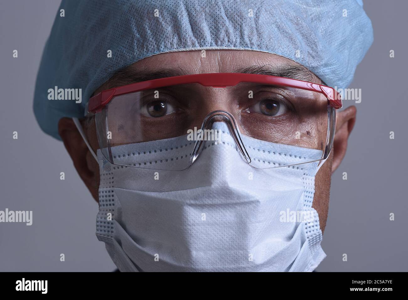 Ritratto di un medico che indossa i suoi , dispositivi di protezione individuale, DPI. Solo per la testa di primo piano. Foto Stock