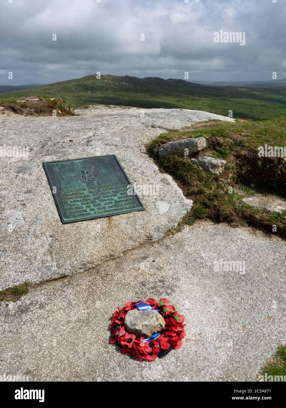 Memorial in cima a Roughtor agli uomini della 43° Divisione Wessex che hanno dato la vita durante la seconda guerra mondiale. Con vista di Brown Willy il punto più alto in Foto Stock
