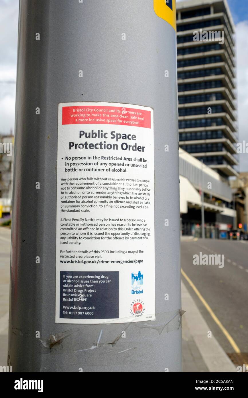 Intorno alla città di Bristol, Regno Unito. Un ordine di protezione degli spazi pubblici, ferma l'alcol in strada. Foto Stock