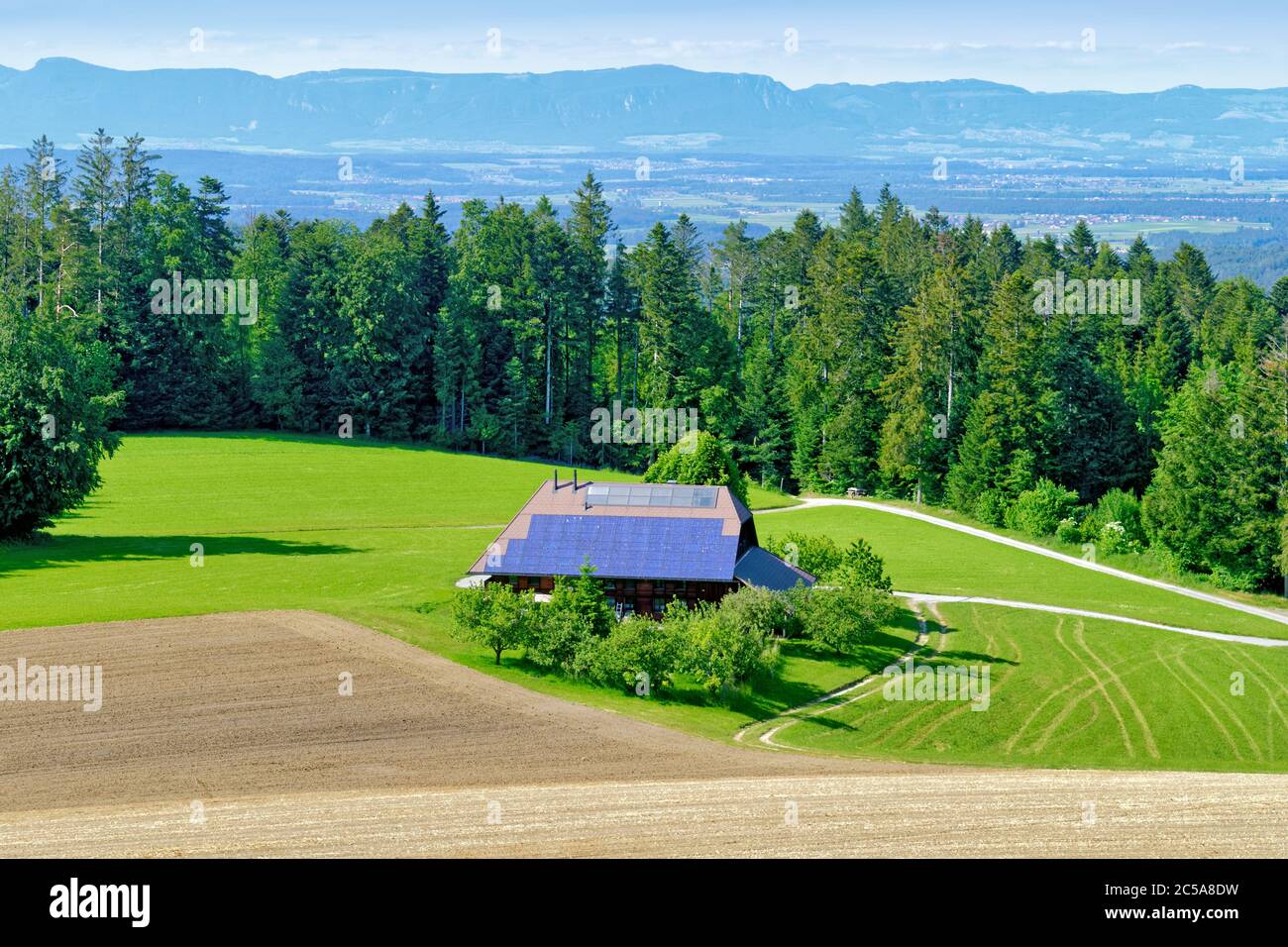 Casa in campagna con un gran numero di pannelli solari sul tetto Foto Stock