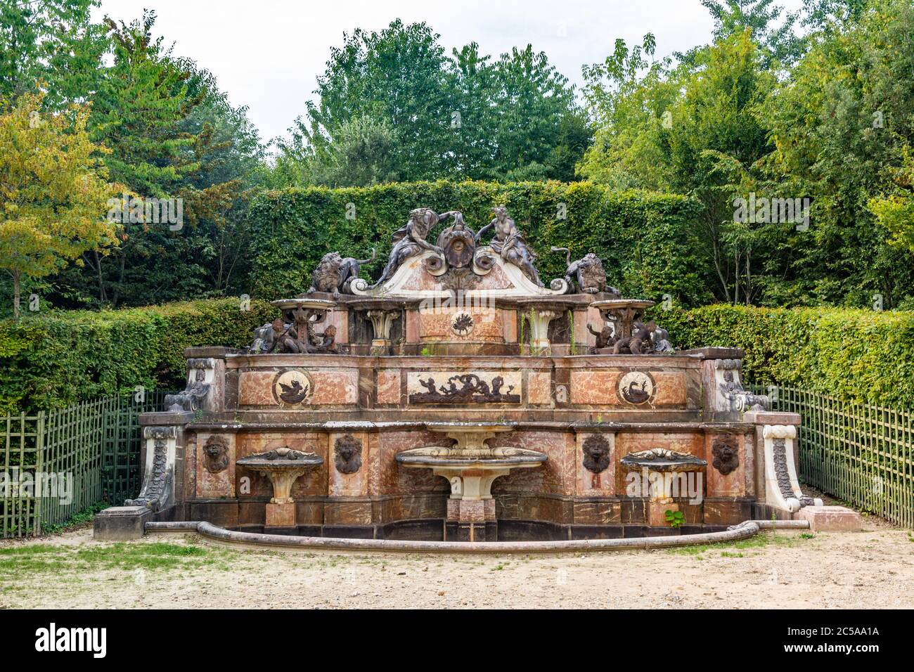 Versailles, Francia - 27 agosto 2019 : Grand Trianon Fountain chiamato Water buffet. Il Grand Trianon fu la residenza della regina Maria Antonietta. Foto Stock