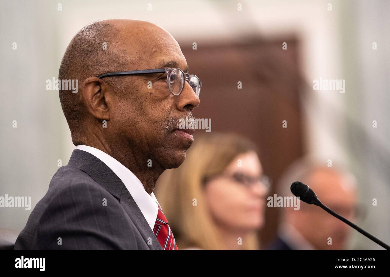 Washington, Stati Uniti. 01 Luglio 2020. Michael Drake, presidente del Consiglio dei Governatori dell'Associazione Nazionale Collegiata Atletica, testimonia durante un'audizione del Senato sul commercio, la scienza e i trasporti su un quadro per il risarcimento per gli sport intercollegiali, a Washington, DC mercoledì 1 luglio 2020. Foto di Kevin Dietsch/UPI Credit: UPI/Alamy Live News Foto Stock