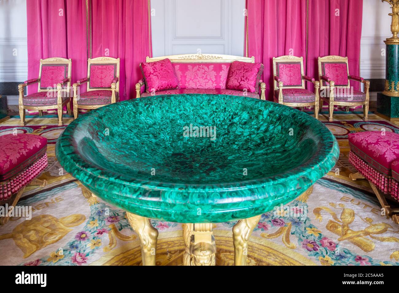 Versailles, Francia - 27 agosto 2019: La Sala Malachita del Palazzo del Grand Trianon, dominio di Versailles Foto Stock