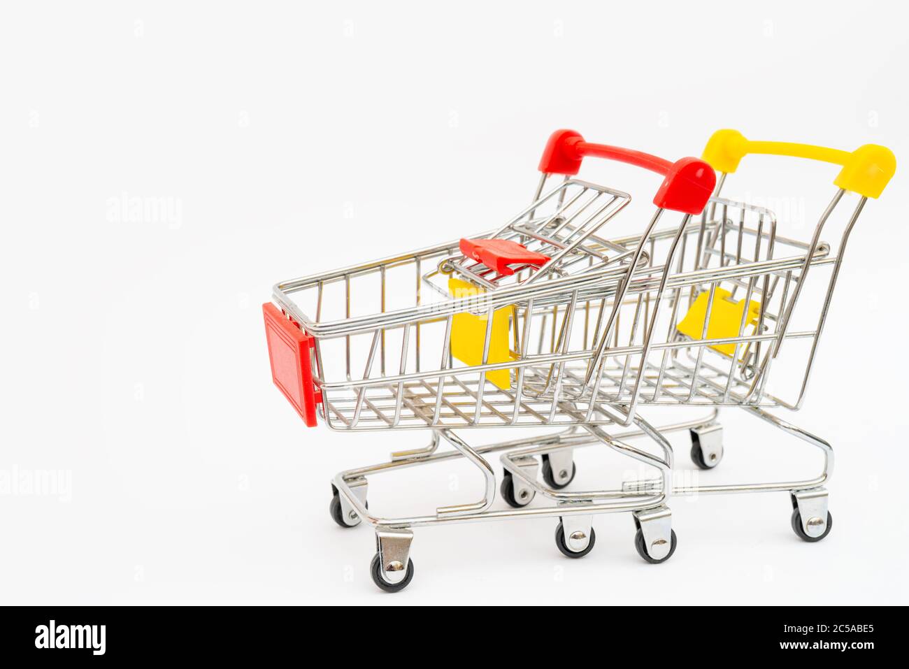 Carrello in metallo per supermercato. Trasporto dei prodotti in negozio. Vendita al dettaglio. Foto Stock