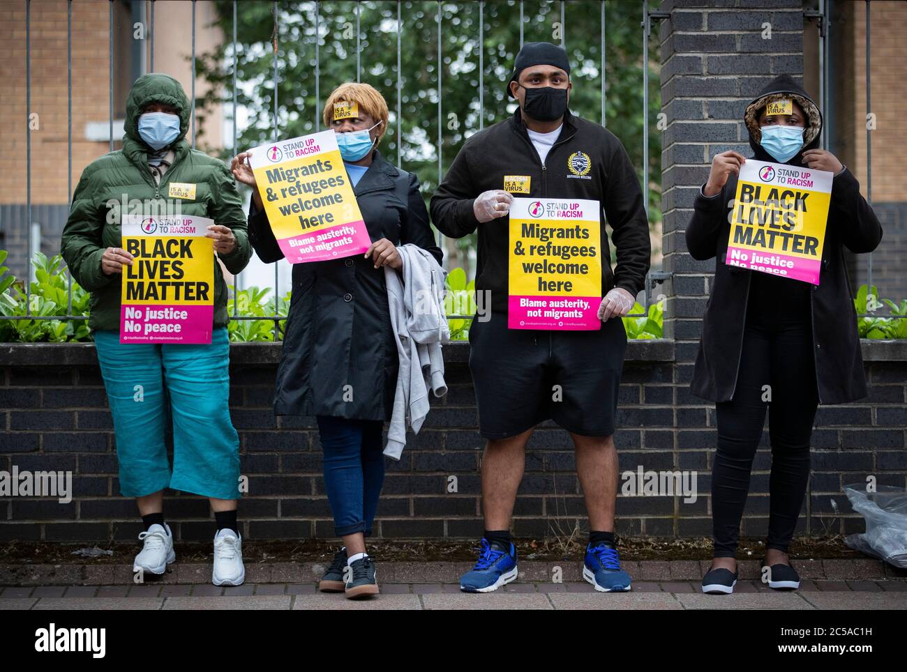 Attivisti da Stand Up a Racism tengono una dimostrazione fuori dal Glasgow Immigration Enforcement Reporting Center dell'Ufficio di residenza per chiedere il cambiamento e la fine della detenzione alberghiera di rifugiati, dopo l'incidente di venerdì 26 giugno al Park Inn Hotel di Glasgow, in cui tre persone sono state condannate a morte e sei persone, tra cui un ufficiale di polizia, sono state gravemente ferite. Foto Stock