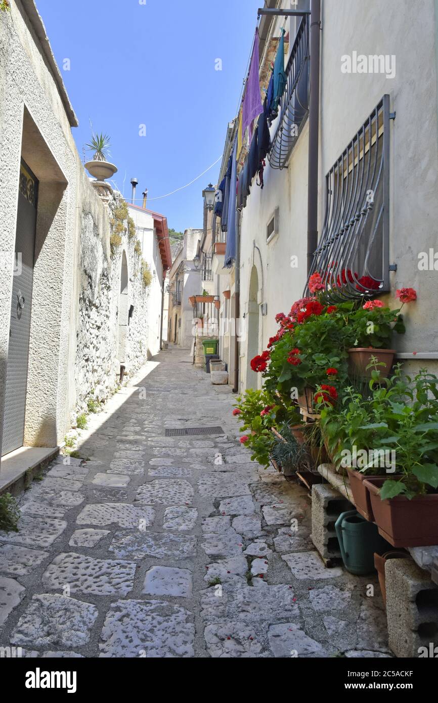 Una stradina tra le case del centro storico di San Giovanni Rotondo in Puglia. Foto Stock