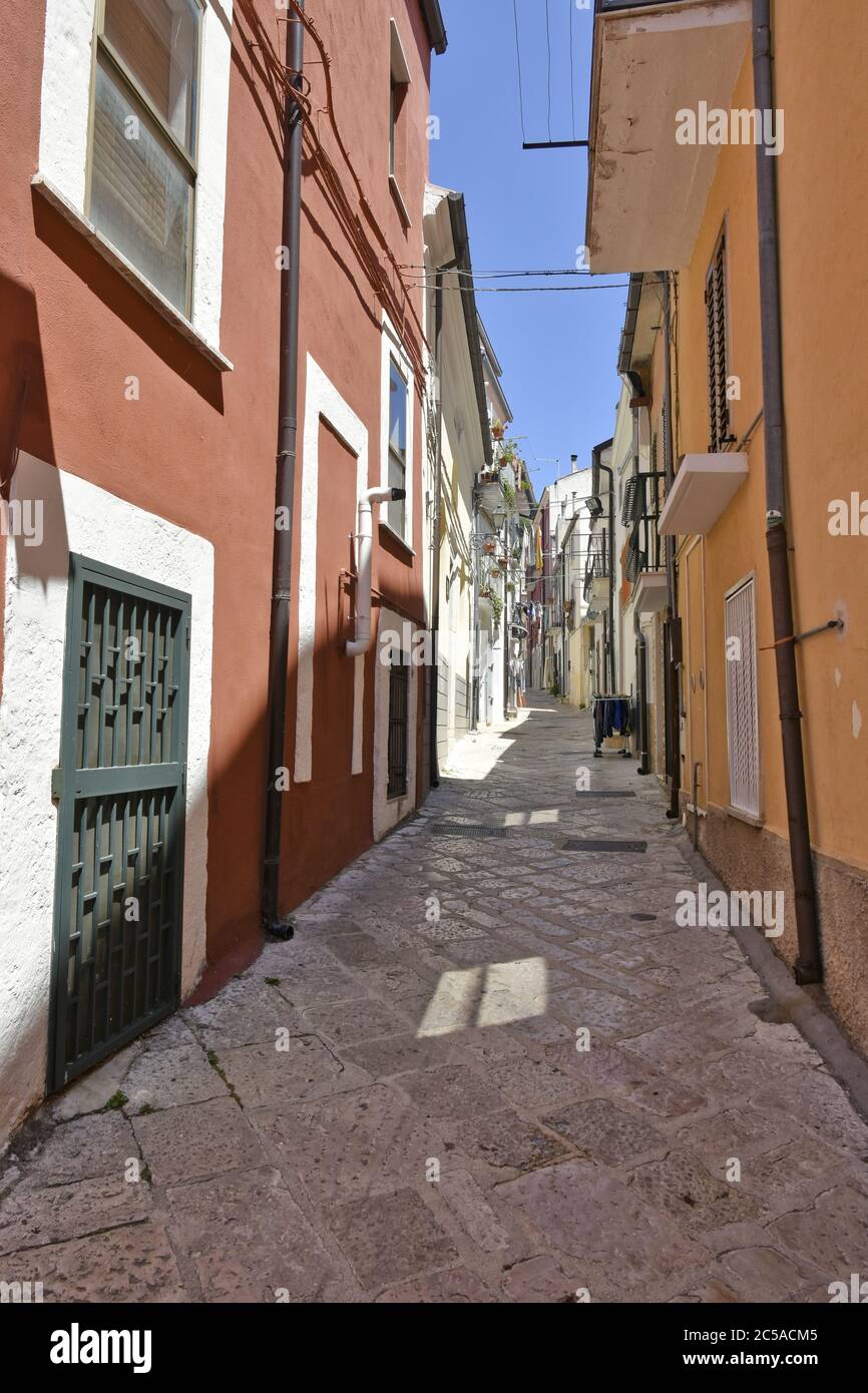 Una stradina tra le case del centro storico di San Giovanni Rotondo in Puglia. Foto Stock