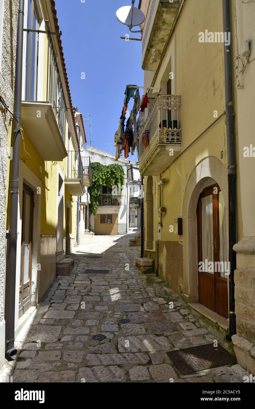 Una stradina tra le case del centro storico di San Giovanni Rotondo in Puglia. Foto Stock