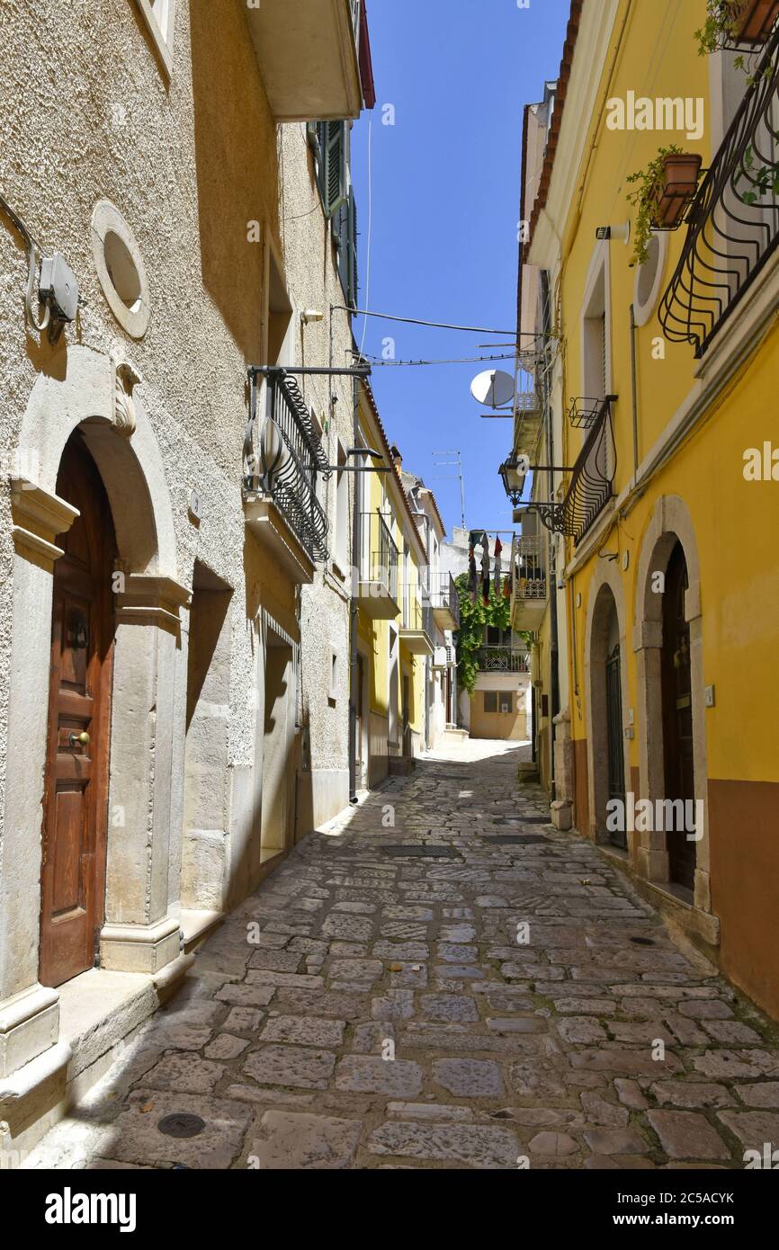 Una stradina tra le case del centro storico di San Giovanni Rotondo in Puglia. Foto Stock