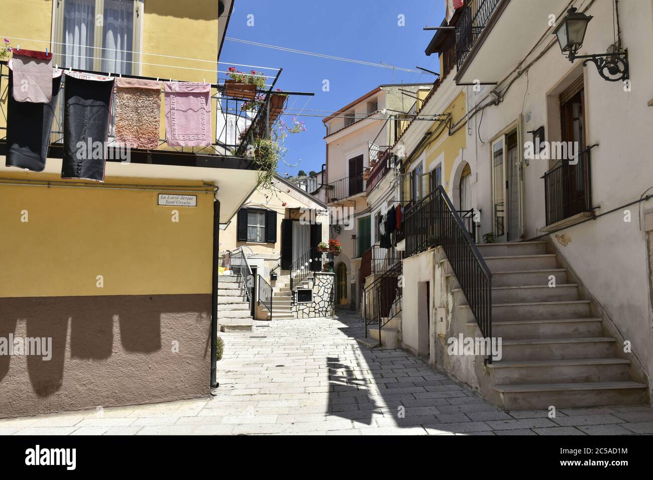 Una stradina tra le case del centro storico di San Giovanni Rotondo in Puglia. Foto Stock