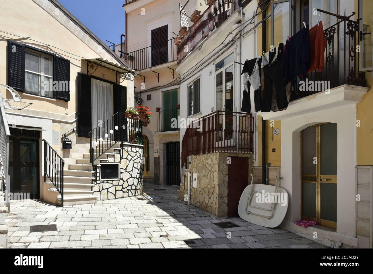 Una stradina tra le case del centro storico di San Giovanni Rotondo in Puglia. Foto Stock