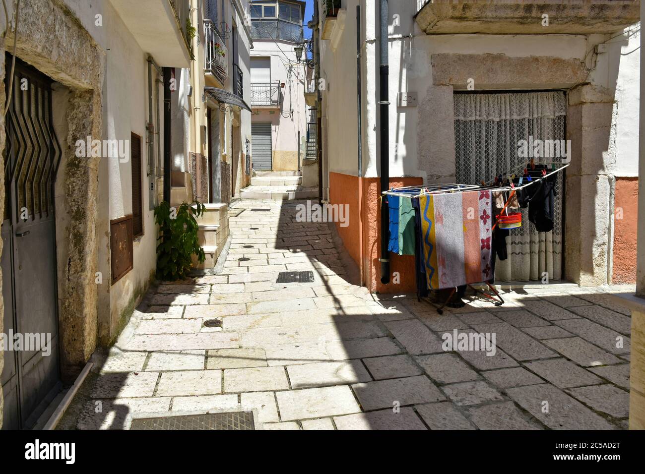 Una stradina tra le case del centro storico di San Giovanni Rotondo in Puglia. Foto Stock