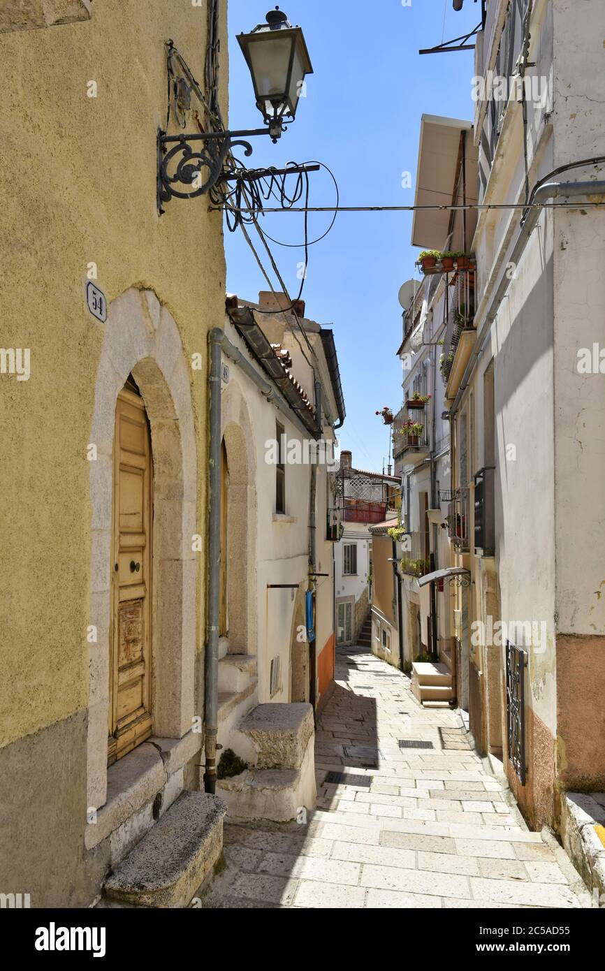 Una stradina tra le case del centro storico di San Giovanni Rotondo in Puglia. Foto Stock
