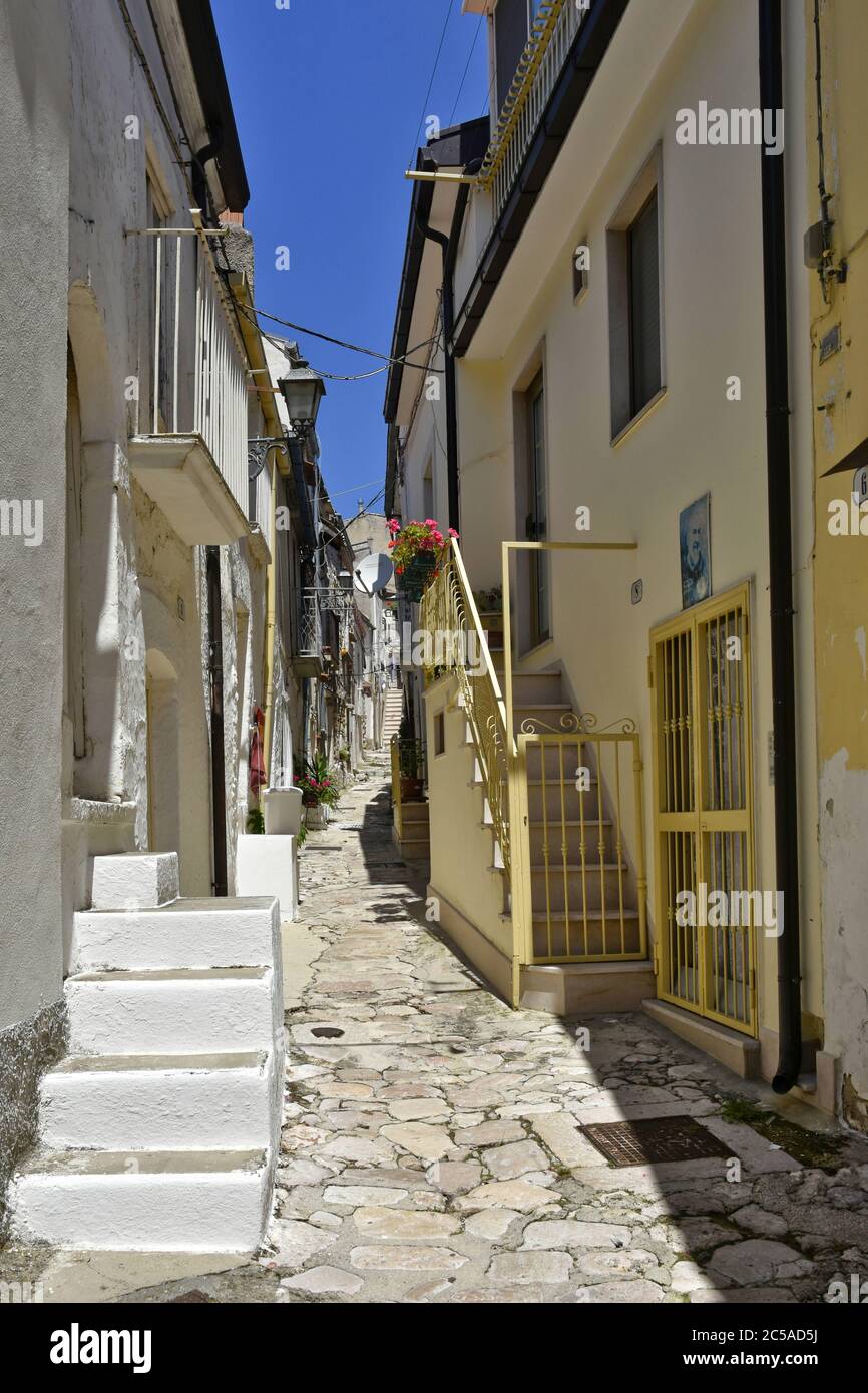 Una stradina tra le case del centro storico di San Giovanni Rotondo in Puglia. Foto Stock