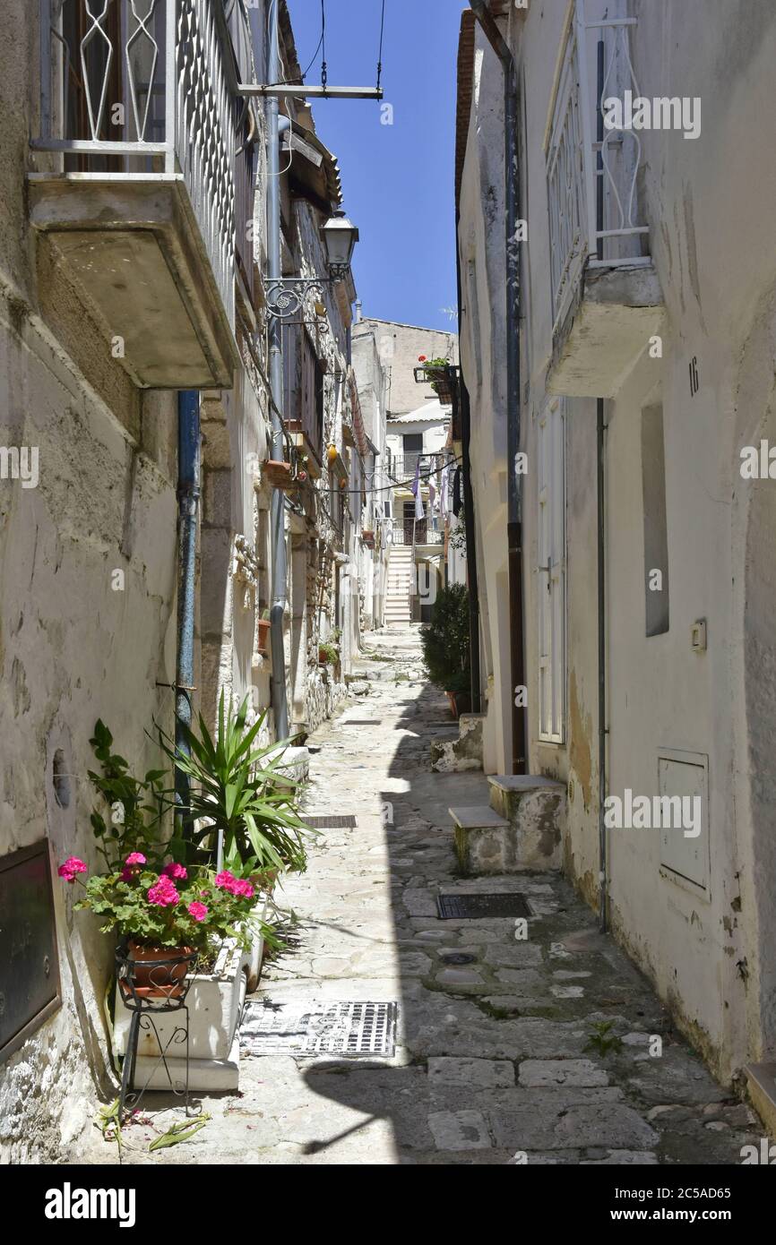 Una stradina tra le case del centro storico di San Giovanni Rotondo in Puglia. Foto Stock