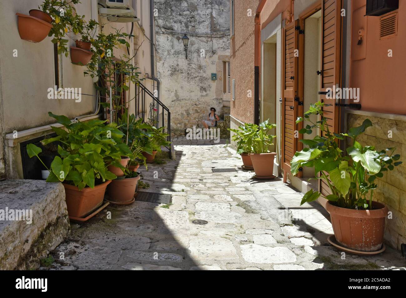 Una stradina tra le case del centro storico di San Giovanni Rotondo in Puglia. Foto Stock