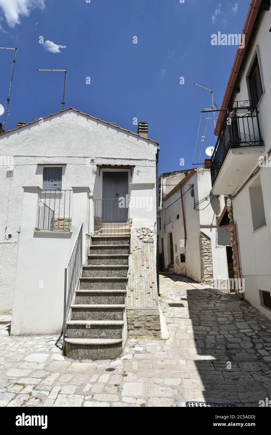 Una stradina tra le case del centro storico di San Giovanni Rotondo in Puglia. Foto Stock