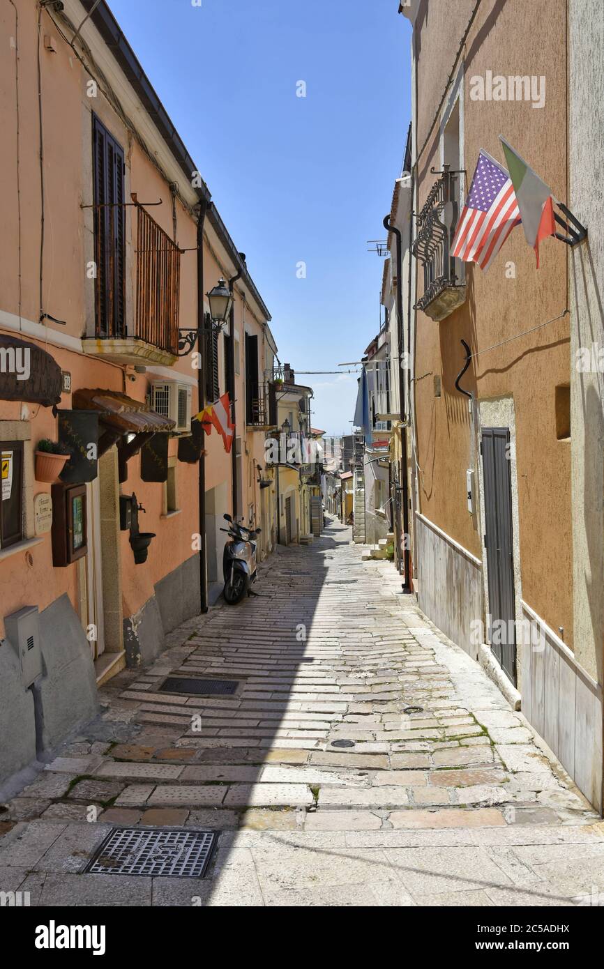 Una stradina tra le case del centro storico di San Giovanni Rotondo in Puglia. Foto Stock