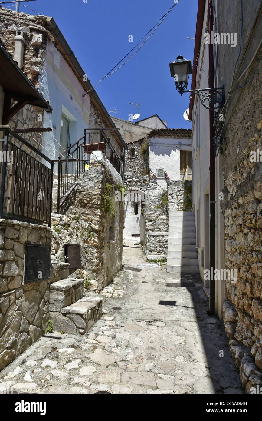 Una stradina tra le case del centro storico di San Giovanni Rotondo in Puglia. Foto Stock