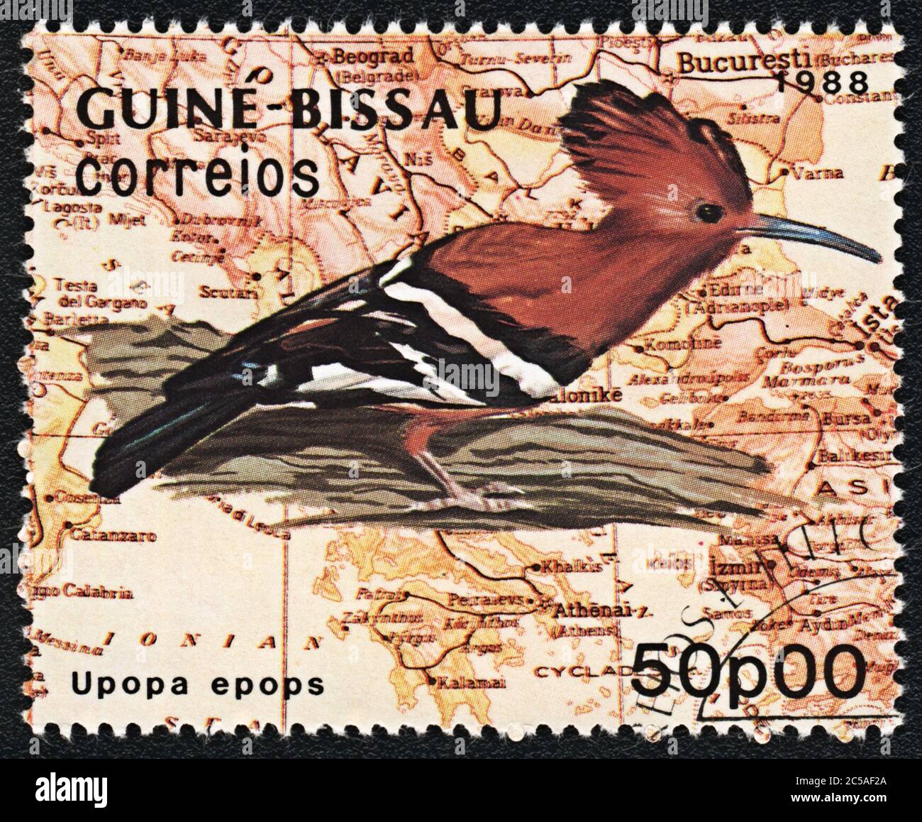 Francobollo. Hoopoe eurasiatico (Upupa epps) e la mappa del Sud Europa, Guinea Bissau , 1988 Foto Stock