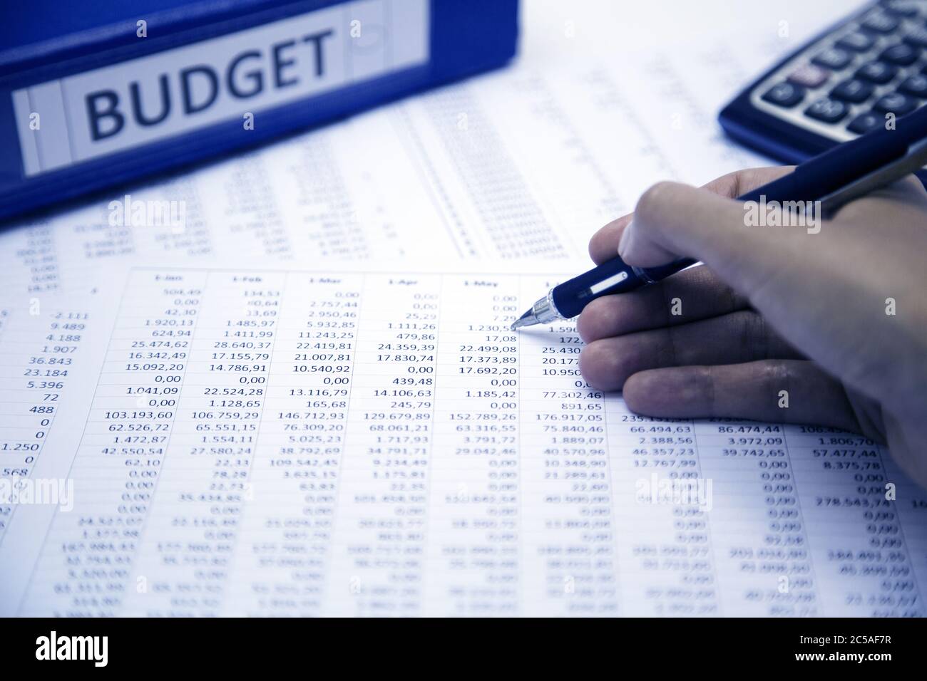 Concetto di budget, lavoro di un uomo d'affari, calcolatore, penna e rapporti contabili Foto Stock