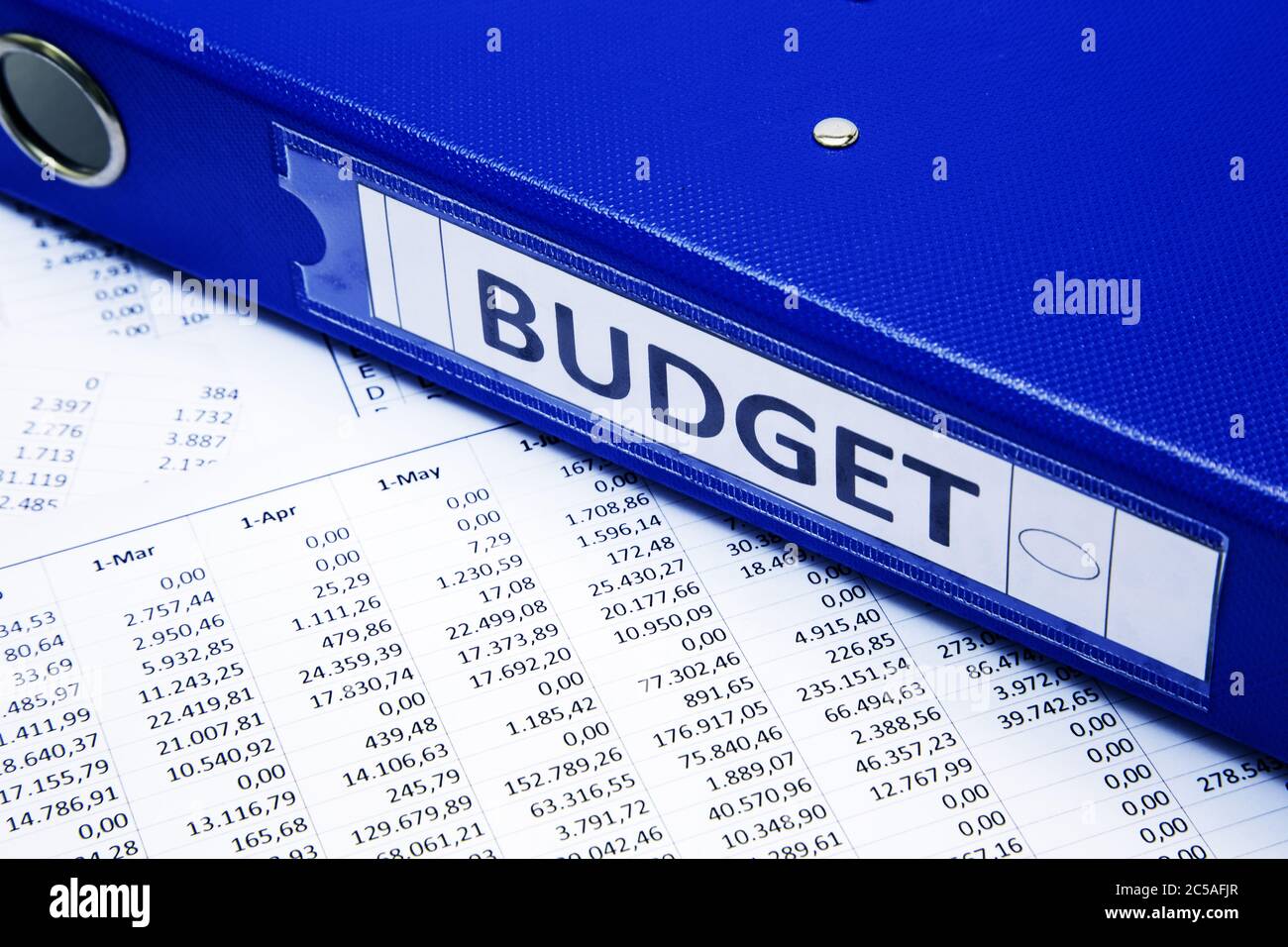 Concetto di budget, lavoro di un uomo d'affari, calcolatore, penna e rapporti contabili Foto Stock