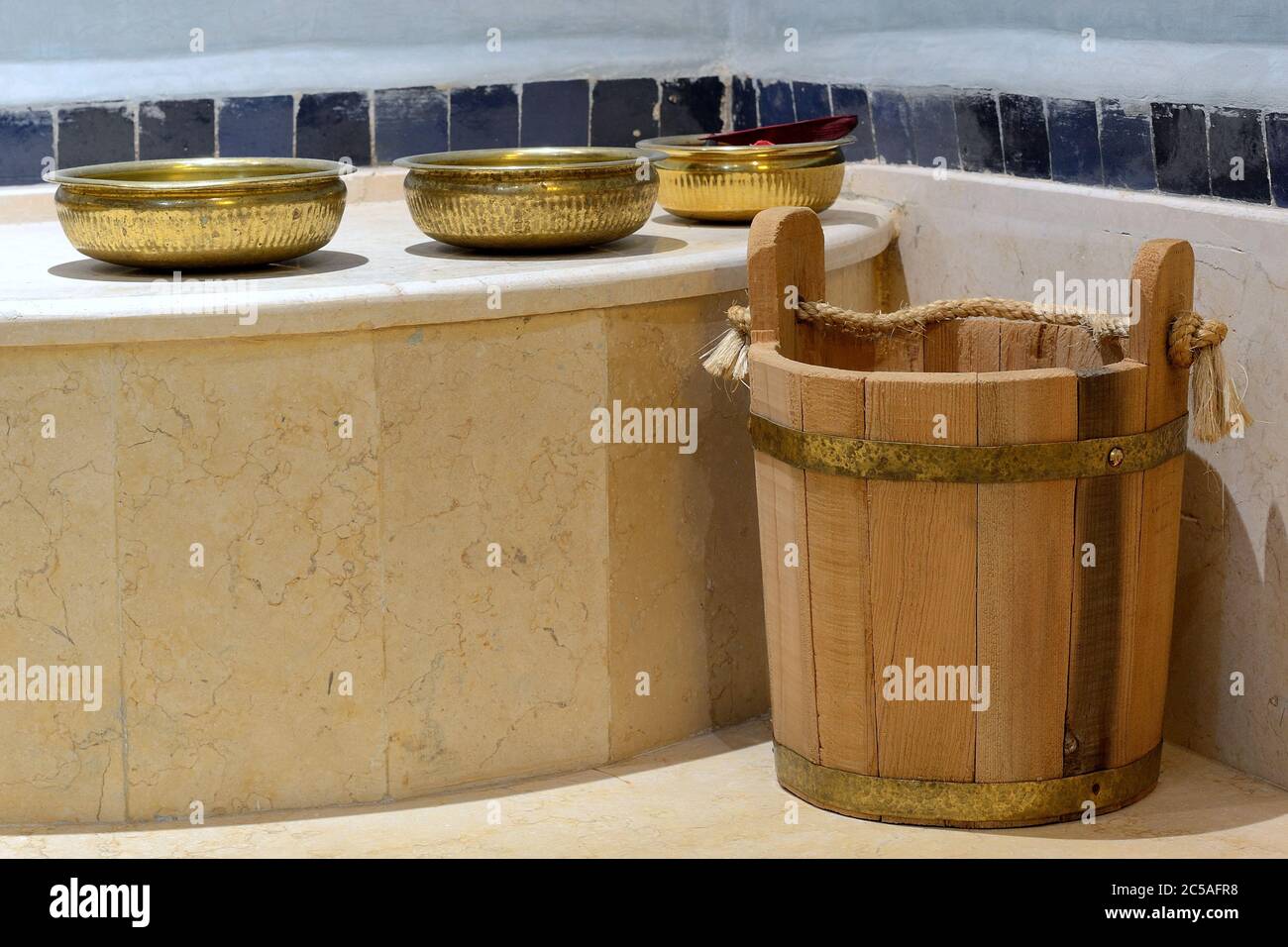 Ciotole di lavaggio all'interno di un bagno turco tradizionale Foto Stock