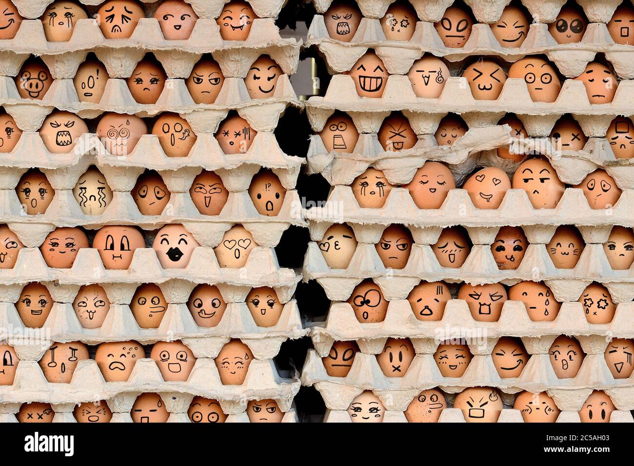 Facce sulle uova. La differenza deve vivere insieme - concetto di diversità Foto Stock