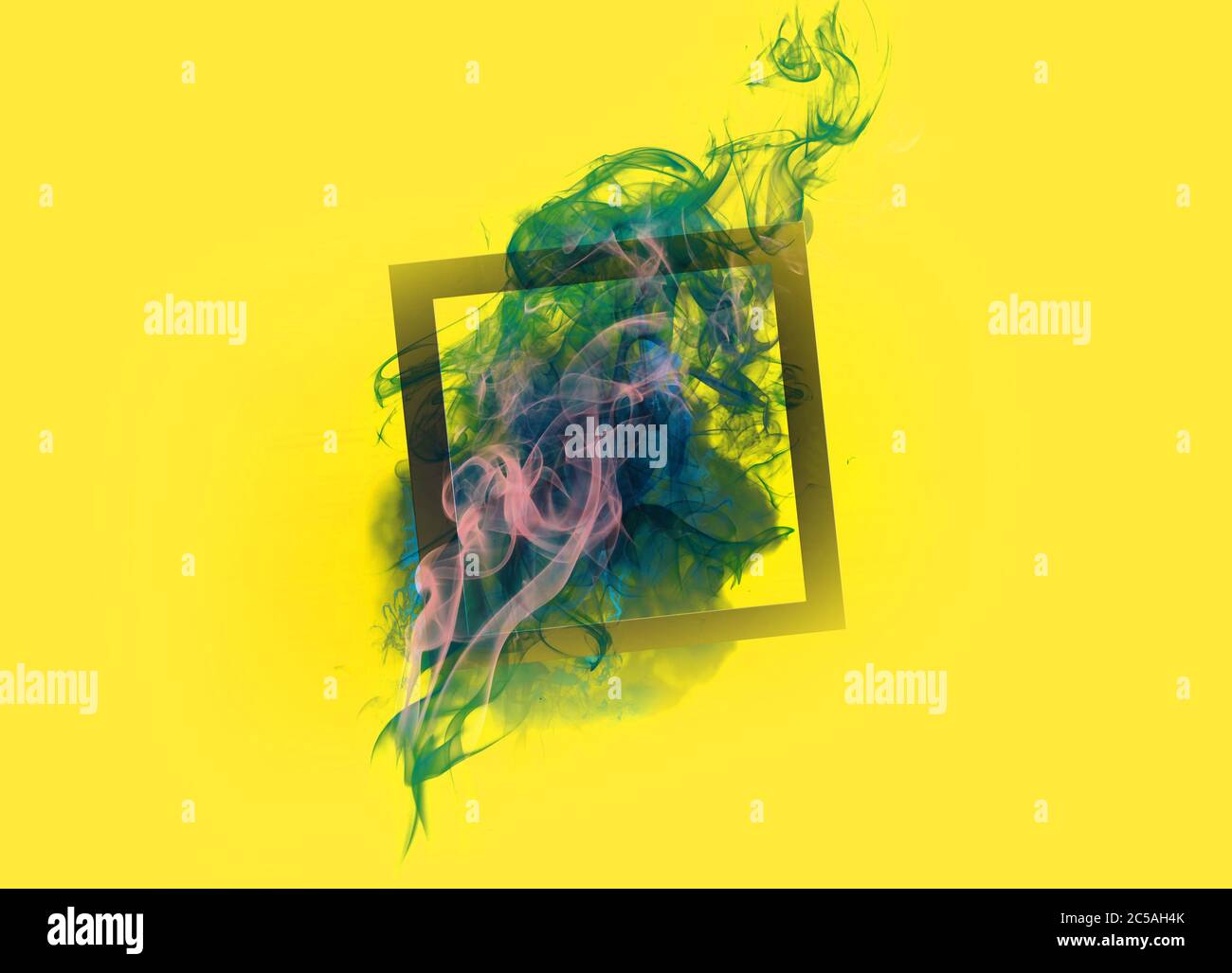 Esplosione di fumo astratto con vernice rosa e indaco con cornice quadrata su sfondo giallo. Composizione creativa minima del design con spazio di copia Foto Stock