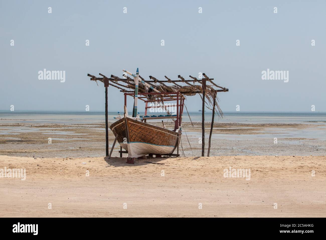 Barche tradizionali in dhow in mostra sulla spiaggia al Wakra Foto Stock