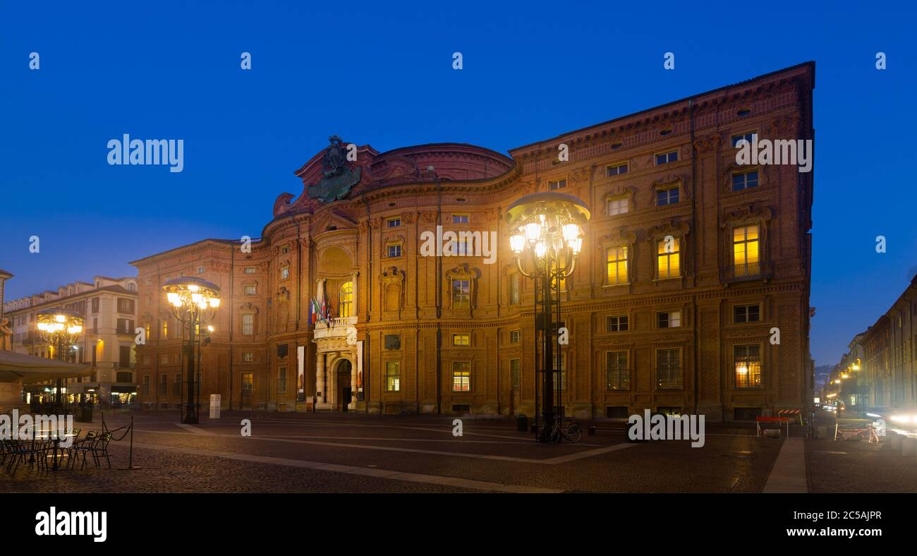 Imponente facciata arrotondata dello storico Palazzo Carignano edificio in serata, Torino, Italia Foto Stock