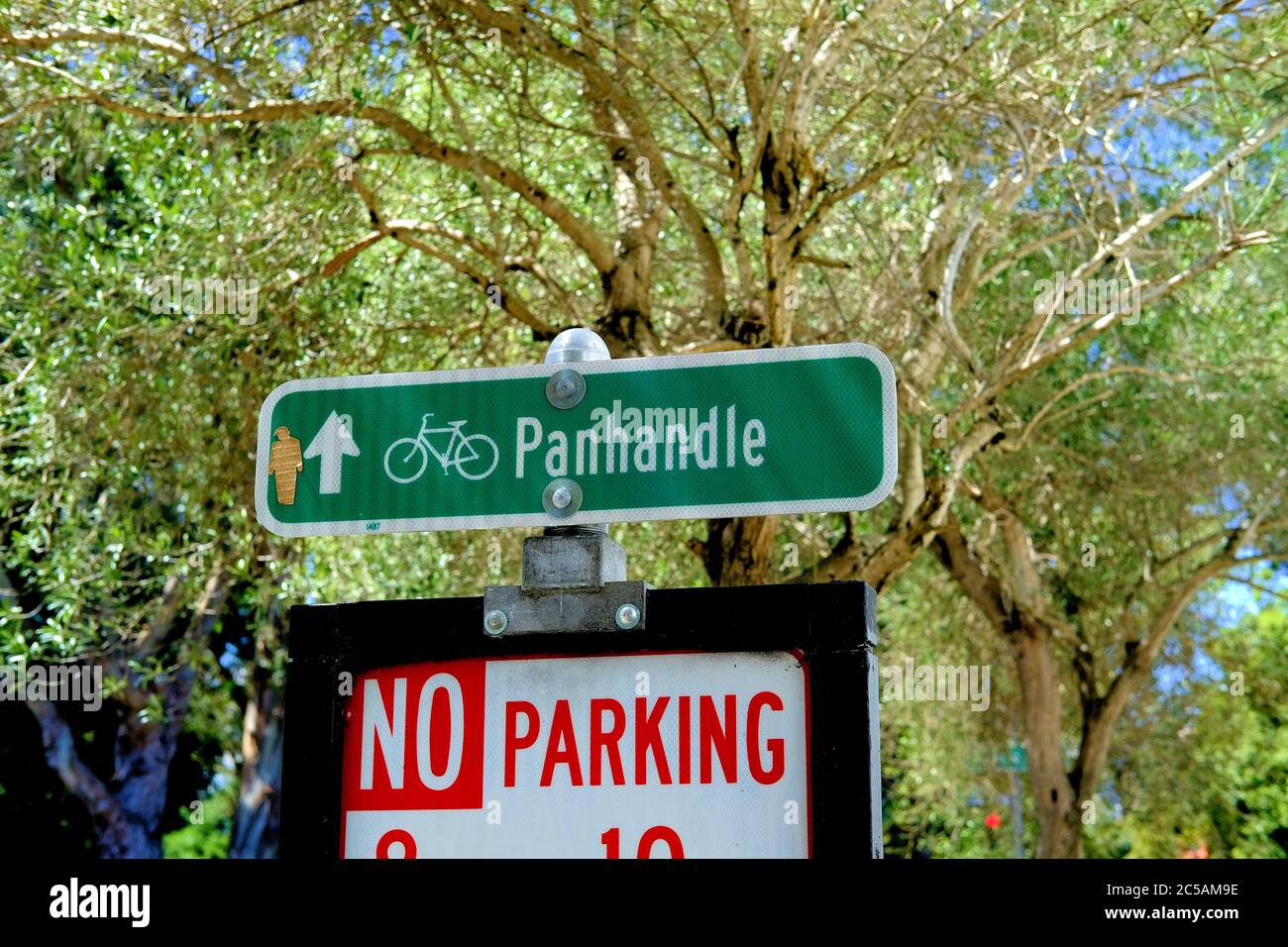 Cartello per ciclisti che puntano al Panhandle Park a San Francisco, California, USA; No Parcheggio percorso ciclabile flusso di traffico. Foto Stock