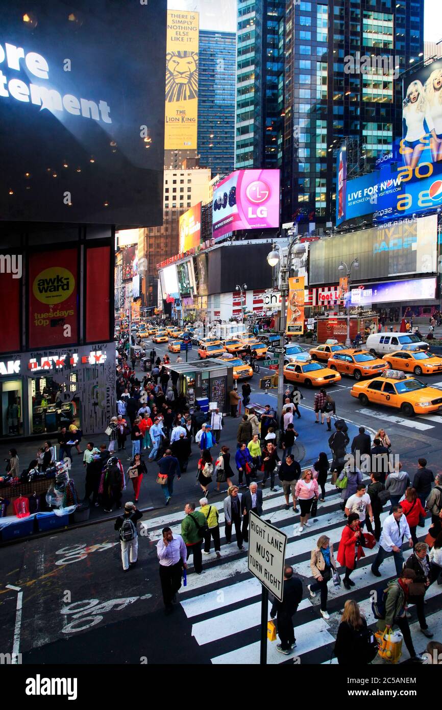 New York, NY, USA - 16 maggio 2013: Times Square, con i teatri di Broadway e un numero enorme di cartelli a LED, è un simbolo di New York City e dell'uni Foto Stock