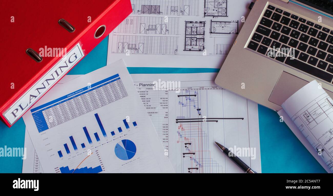 Pianificazione dei progetti di costruzione, concetto di gestione, pianificazione della mappa gantt, progetti, casco, calcolatrice diversi strumenti di gestione Foto Stock
