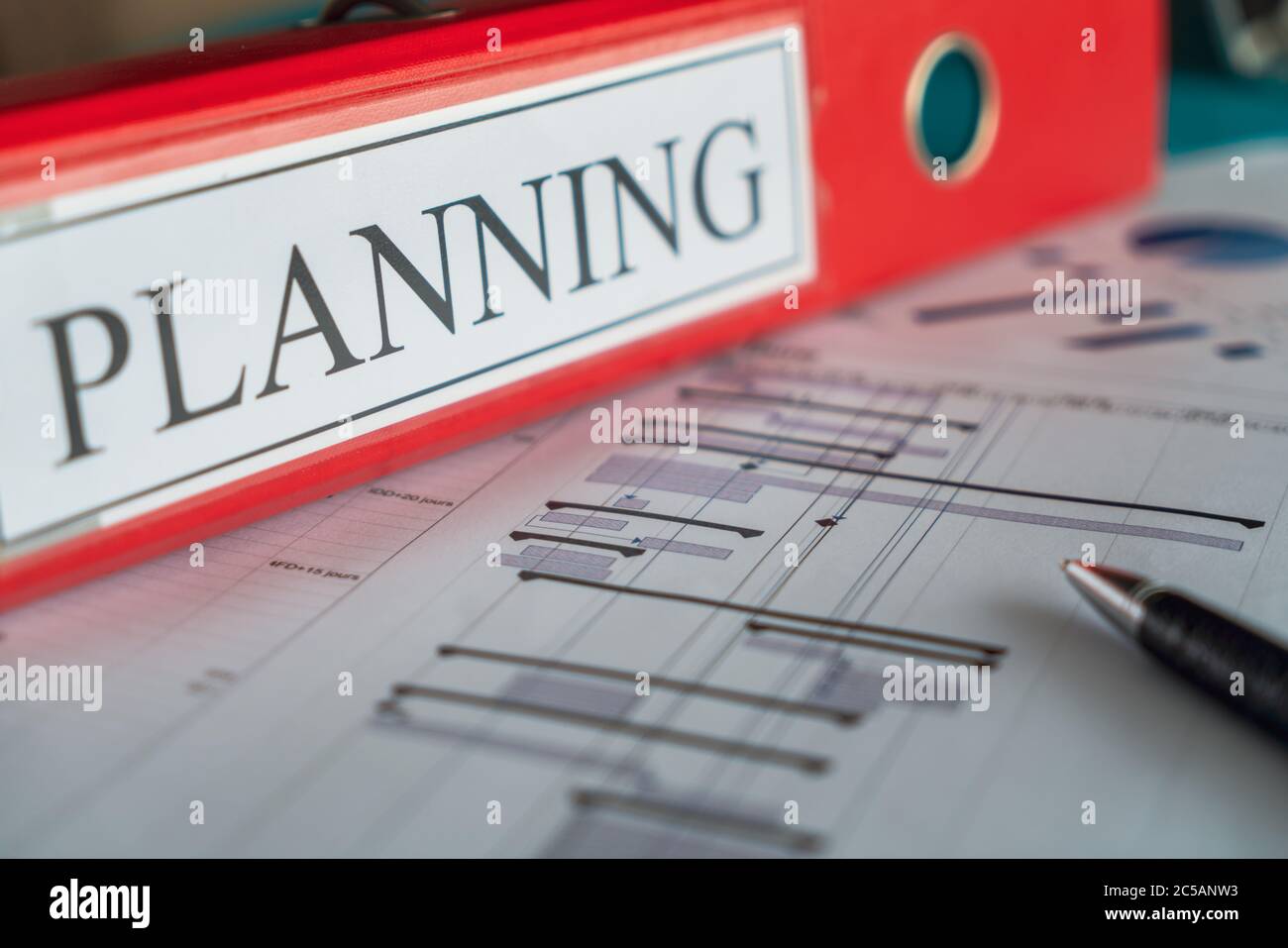 Pianificazione dei progetti di costruzione, concetto di gestione, pianificazione della mappa gantt, progetti, casco, calcolatrice diversi strumenti di gestione Foto Stock