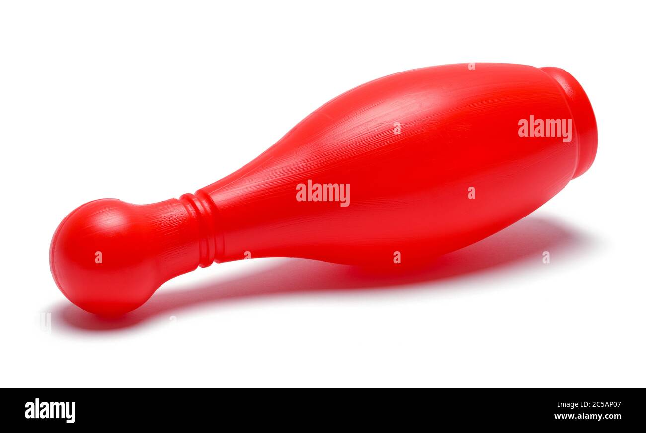 Pin bowling rosso in plastica, boccato su isolato su bianco. Foto Stock