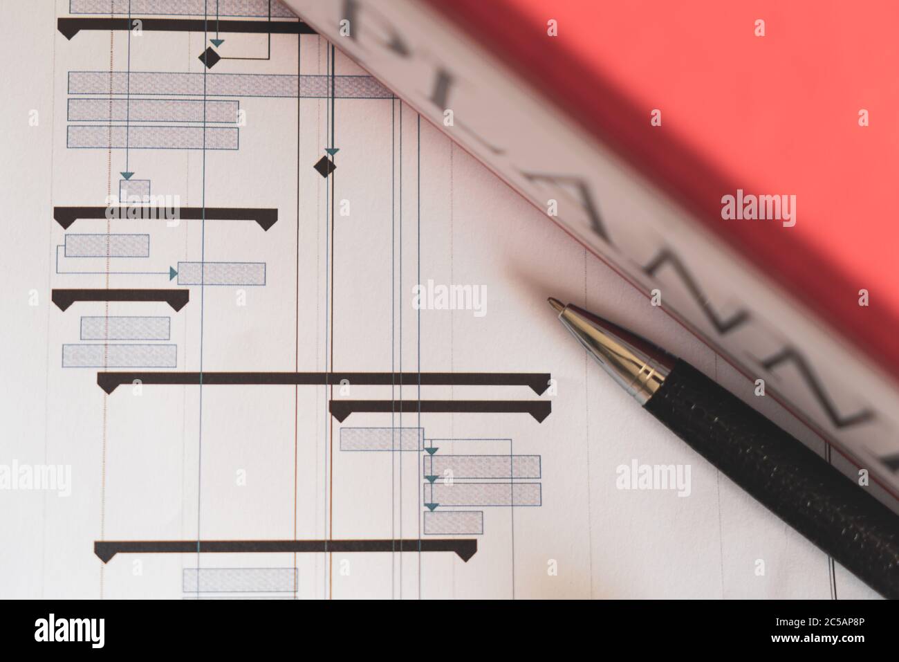 Pianificazione dei progetti di costruzione, concetto di gestione, pianificazione della mappa gantt, progetti, casco, calcolatrice diversi strumenti di gestione Foto Stock