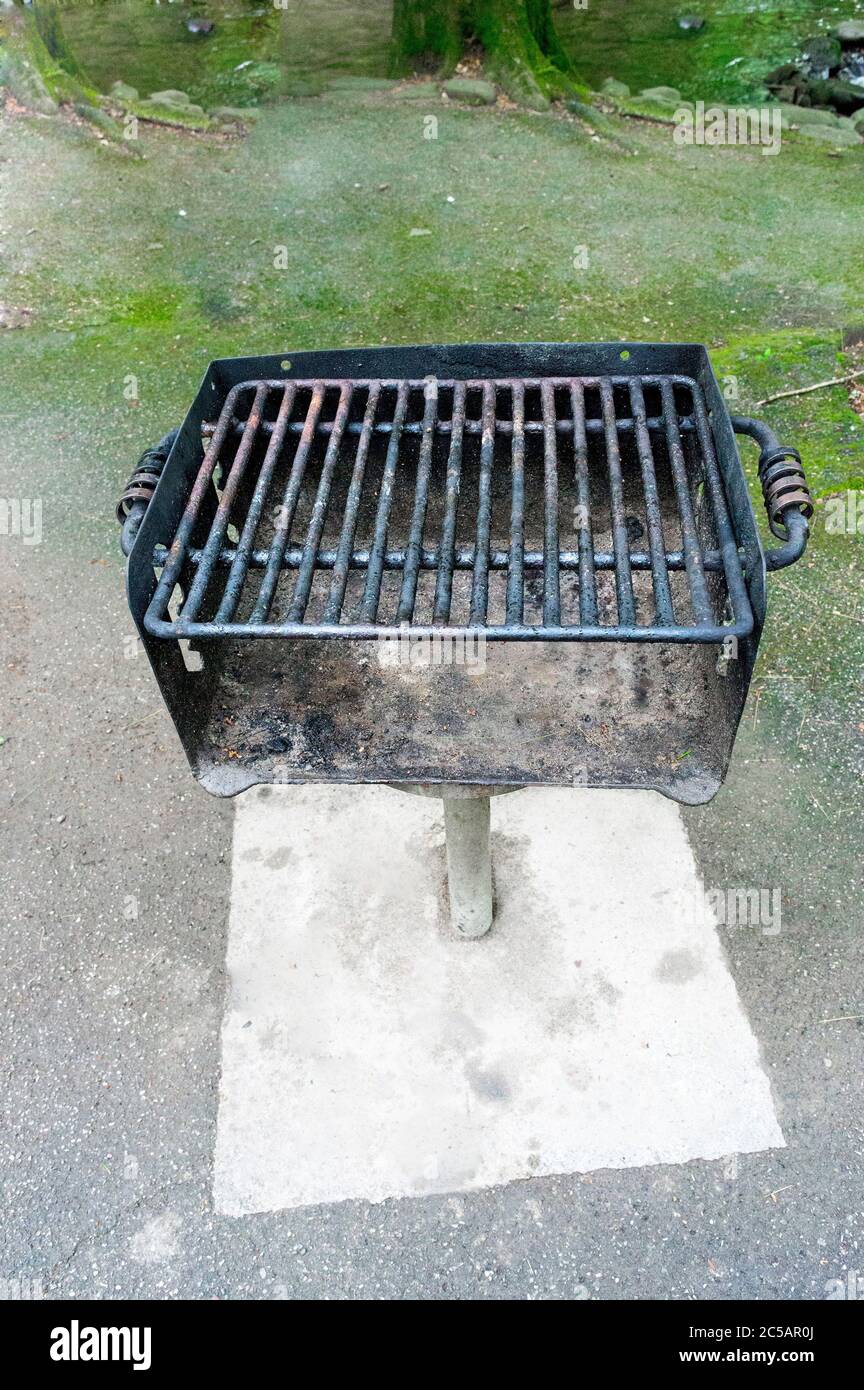 Immagine verticale di una griglia per barbecue ben indossata. Foto Stock