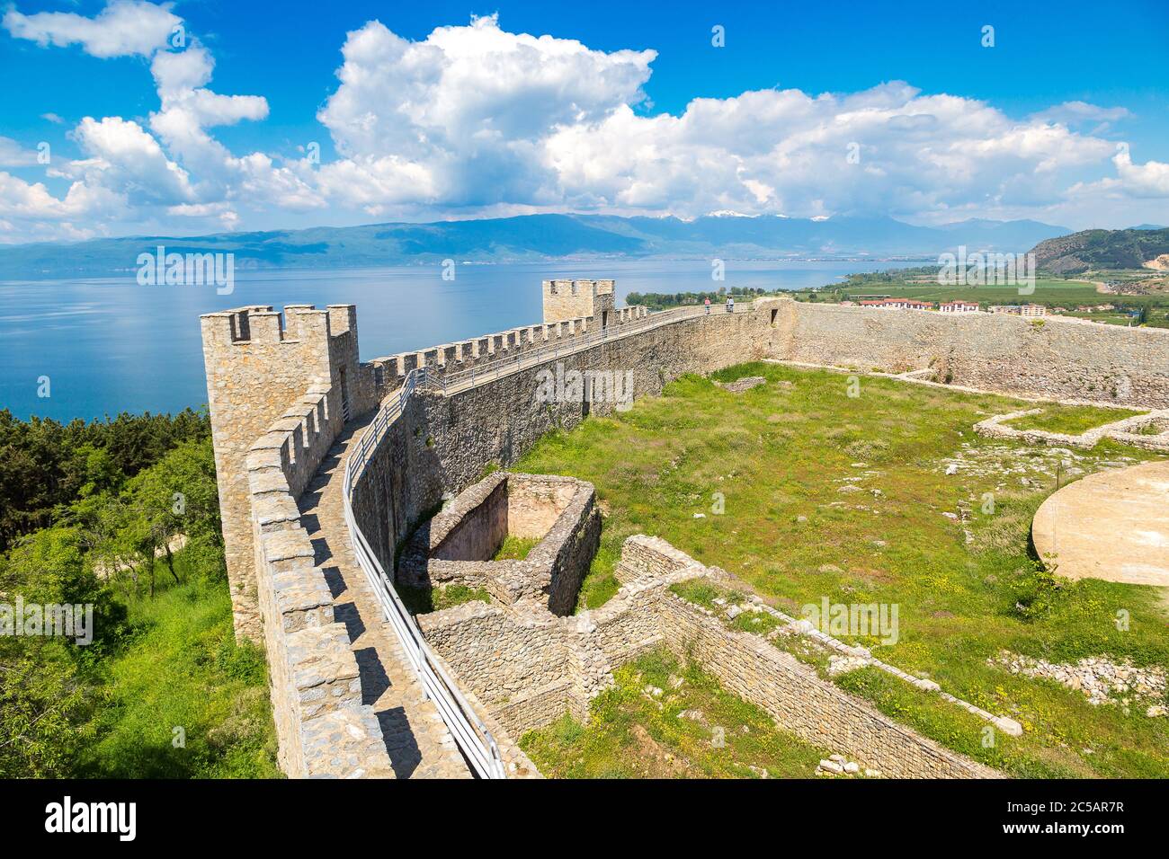 Rovine della vecchia fortezza di tzar Samuel a Ohrid in una bella giornata estiva, Repubblica di Macedonia Foto Stock