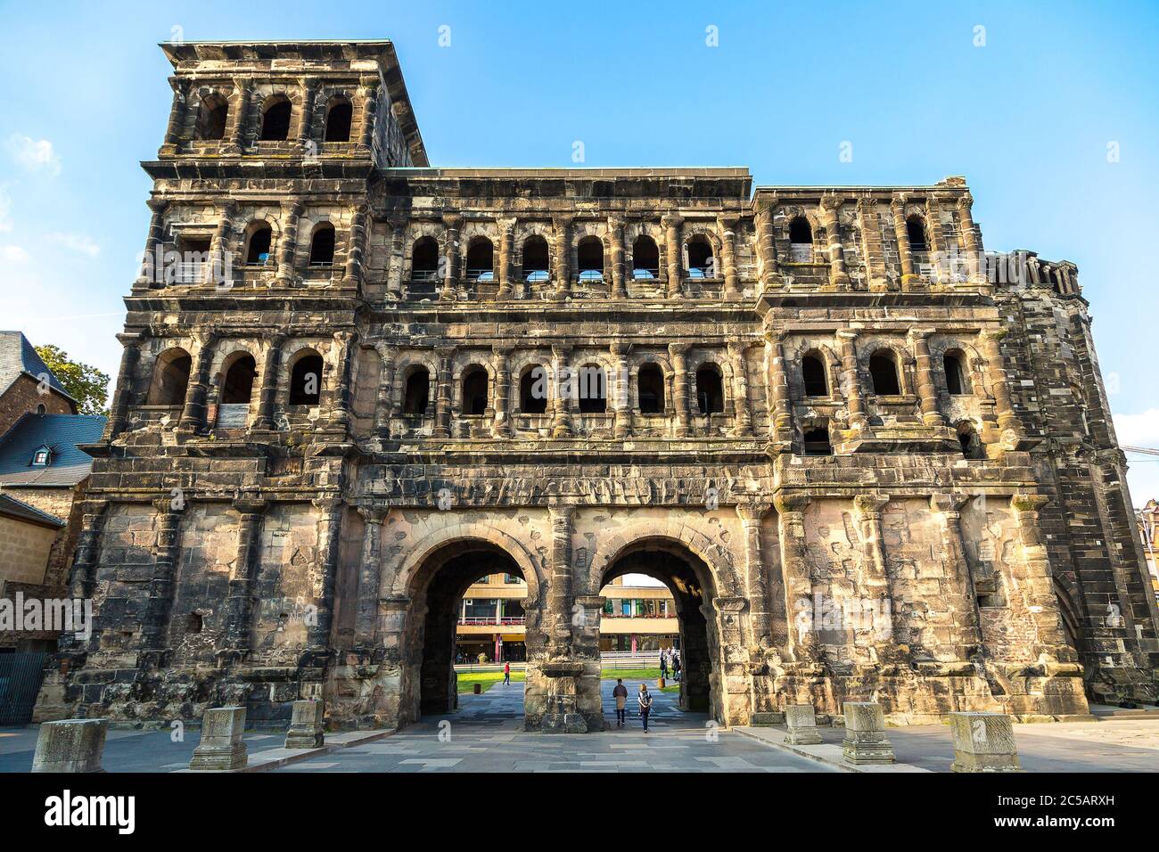 La porta Nigra a Treviri in una bella giornata estiva, in Germania Foto Stock