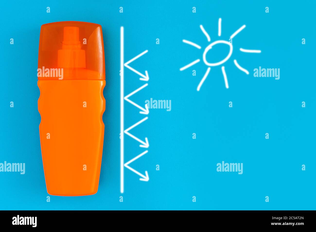 crema solare in una bottiglia di plastica arancione con uno spruzzo su sfondo blu con sole dipinto di bianco e una barriera con frecce, una foto concettuale della pelle c Foto Stock