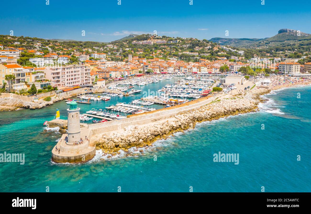 Vista panoramica del villaggio di pescatori di Cassis vicino a Marsiglia, Provenza, Francia meridionale, Europa, Mar Mediterraneo Foto Stock