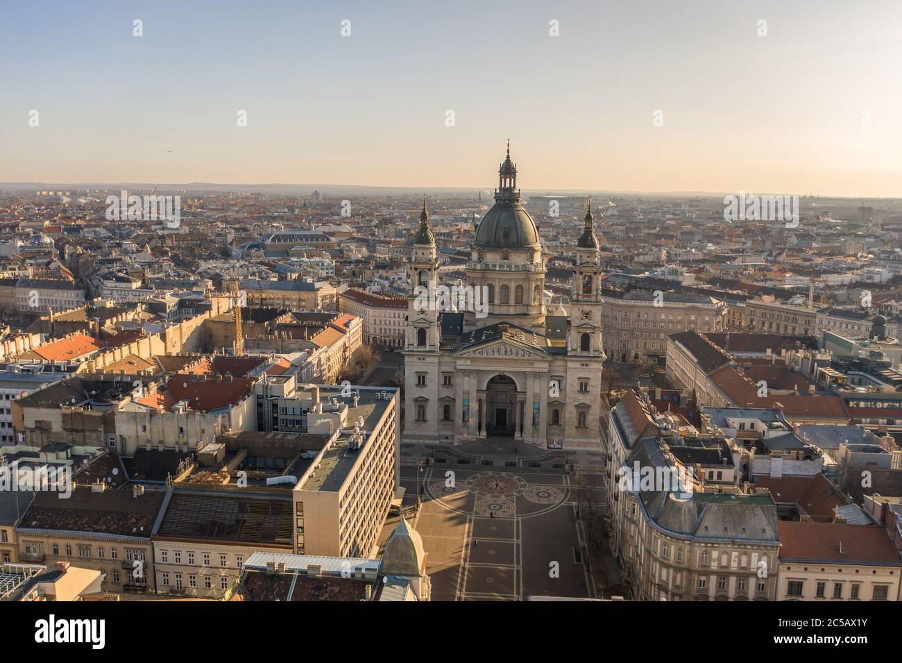 Foto aerea del drone della Basilica di Santo Stefano con piazza vuota nell'alba di Budapest Foto Stock