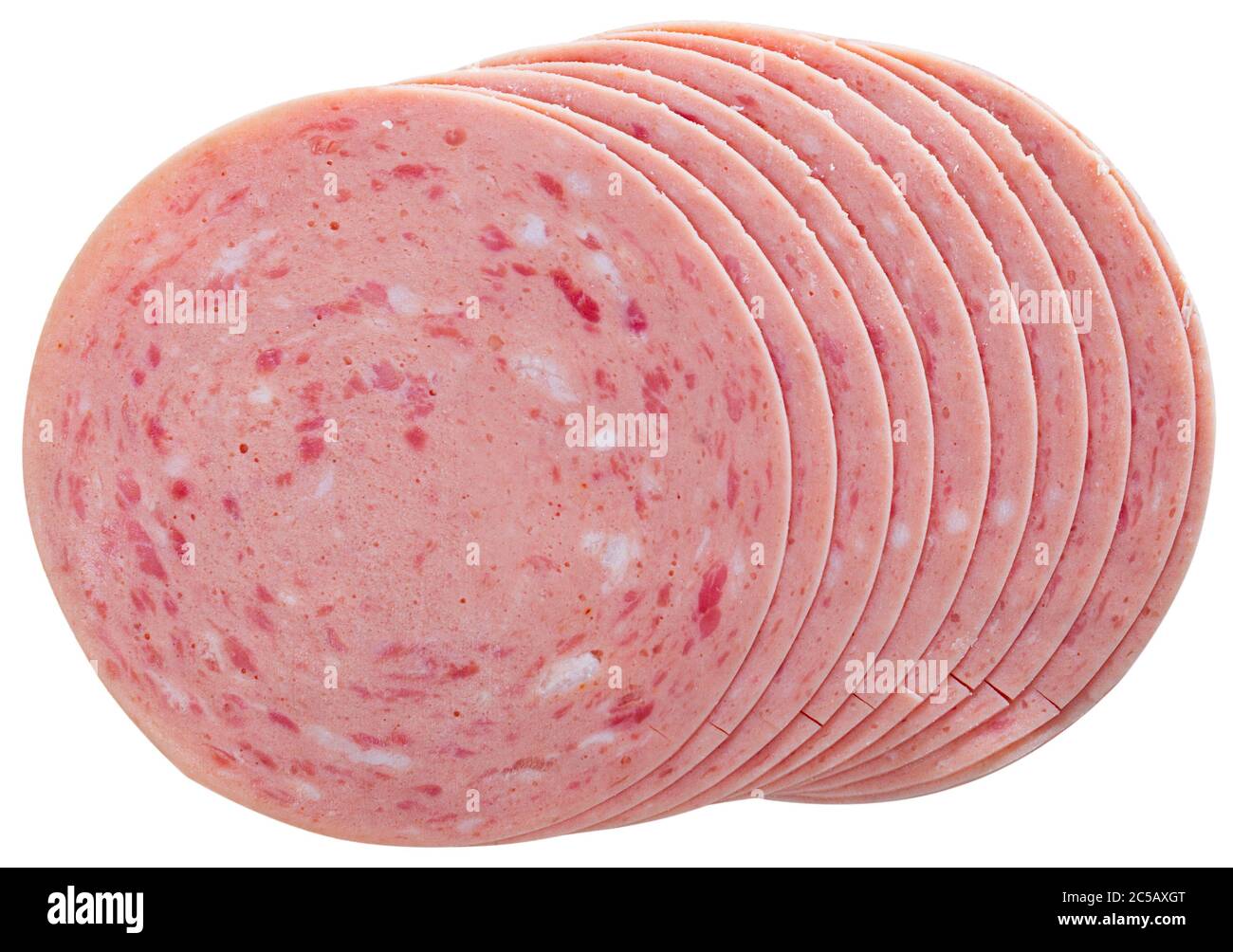 Tradizionale salsiccia cotta a base di carne di maiale tagliata a fette sottili. Isolato su sfondo bianco Foto Stock